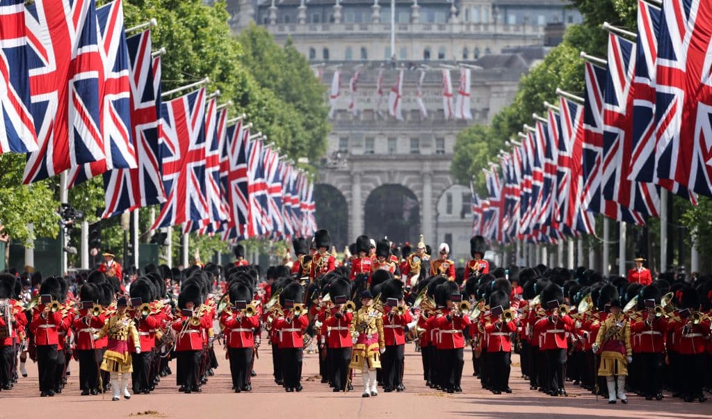 El desfile militar conocido como "Trooping the Colour" marca el cumpleaños oficial de la soberana y, en esta ocasión, el comienzo de cuatro días consecutivos de celebraciones por el Jubileo de Platino.