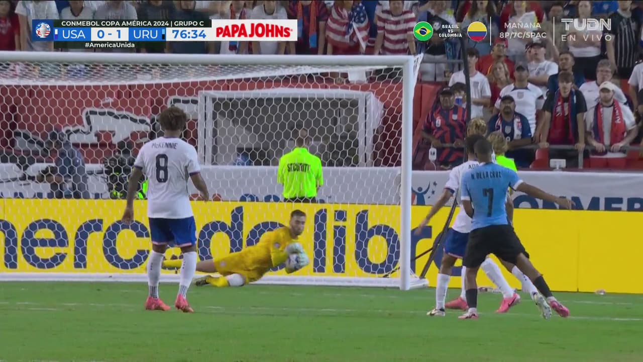 ¡Manos seguras! Zapatazo de De la Cruz que ataja sin dar rebote Turner