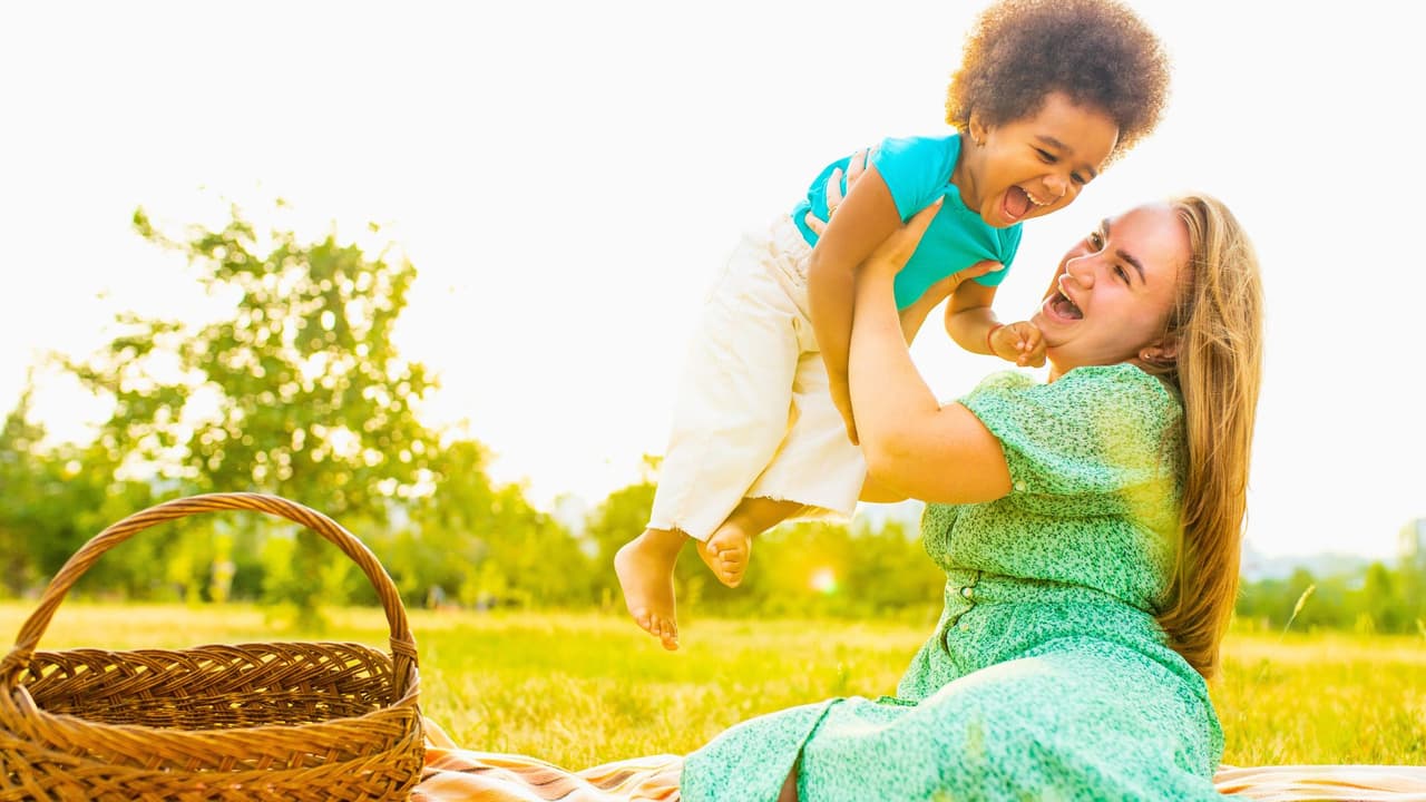 <h3 class="cms-H3-H3">🌷 Un pícnic en el parque (sin prisas ni filas) </h3>
<br>Nada dice “te quiero” como prepararle a mamá una comida casera y llevarla a disfrutar de la naturaleza. Algunos parques con áreas verdes, sombra, baños limpios y ambiente familiar:
<br>
<b>White Rock Lake (Dallas)</b> – Puedes caminar por el sendero, rentar un kayak o simplemente sentarte frente al lago. 📍
<a href="https://maps.app.goo.gl/QVmv6Qfq27X7shjY9" target="_blank">8300 E. Lawther Dr, Dallas </a>
<br>
<b>Trinity Park (Fort Worth) – </b>Ideal para un paseo en bicicleta y fotos familiares. 📍
<a href="https://g.co/kgs/wwDGjXo" target="_blank">2401 University Dr, Fort Worth</a>
<br>
<b>Arbor Hills Nature Preserve (Plano) –</b> Perfecto si a mamá le gusta caminar entre árboles o hacer senderismo ligero. 📍
<a href="https://g.co/kgs/MY8rfwQ" target="_blank">6701 W. Parker Rd, Plano</a>
<br>
<b>👉 Tip: </b>Lleva una manta y música.
<b>El momento vale más que cualquier regalo.</b>