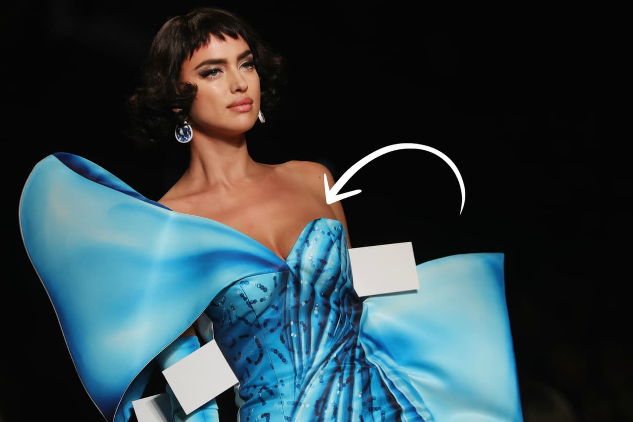 Así como si fueran muñecas y vestidos de papel lució la más reciente colección de Moschino en Milán.