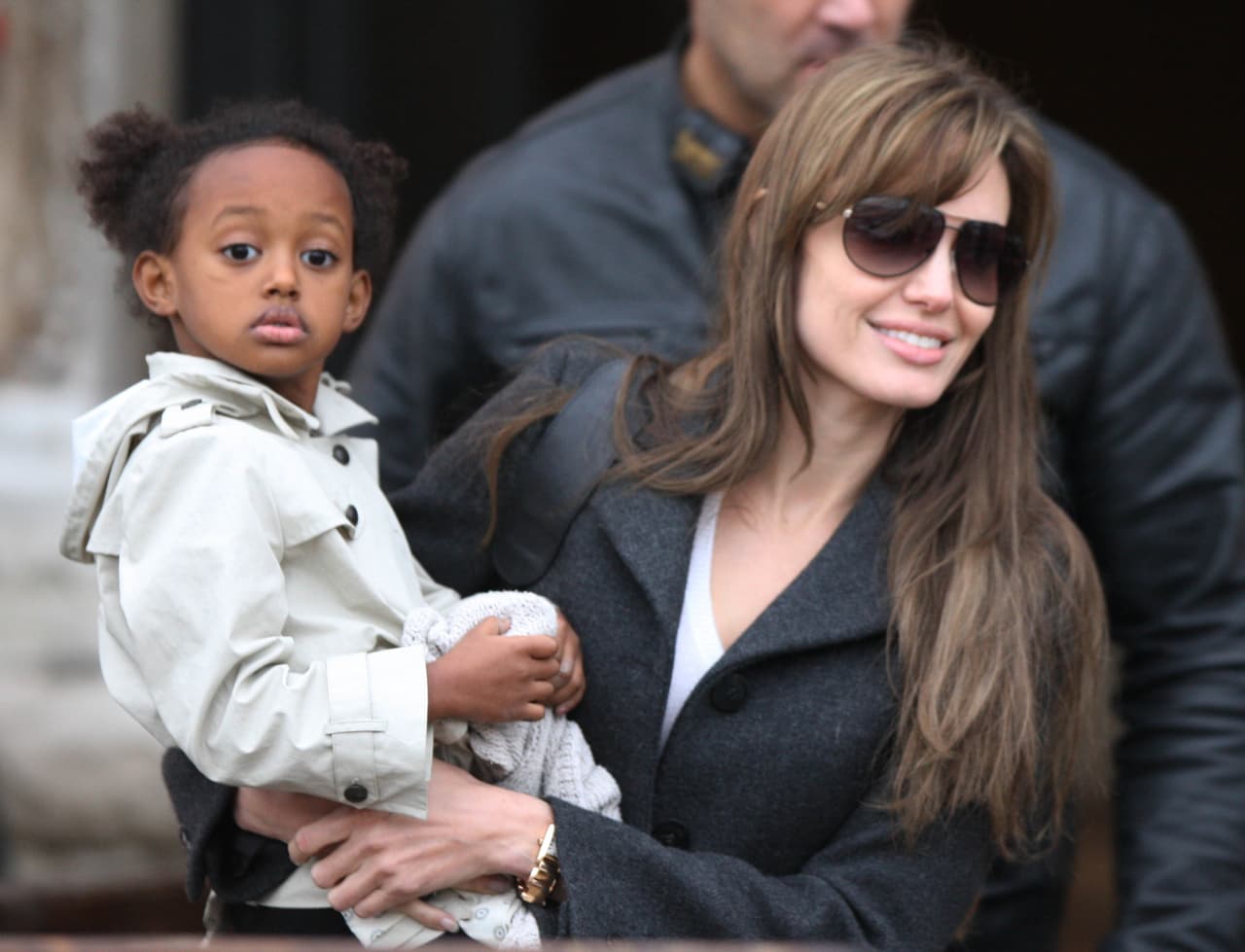 Tiempo después de acoger a Maddox, la protagonista de ‘Maléfica’ conoció a Zahara, una pequeña nacida en Etiopía, a quien adoptó en 2005.