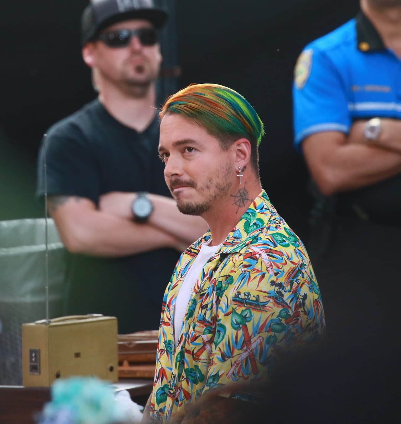 De una aparición a otra, el cabello lo traía con un color diferente o con un estilo multicolor.