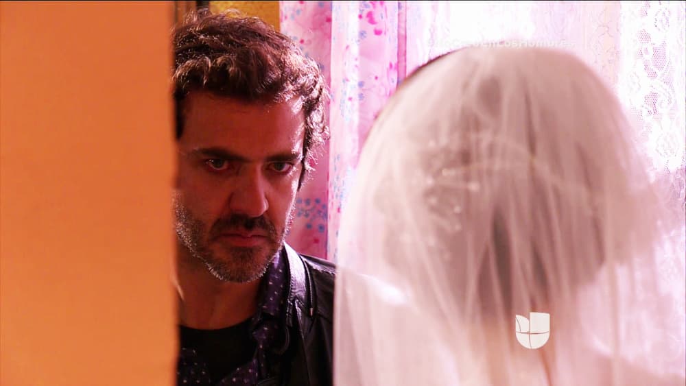 Ese “algo” se llama Daniel que llegó a su casa para opacar su felicidad y arruinar su gran día. Basta con ver su cara para querer huir, ¿no creen?