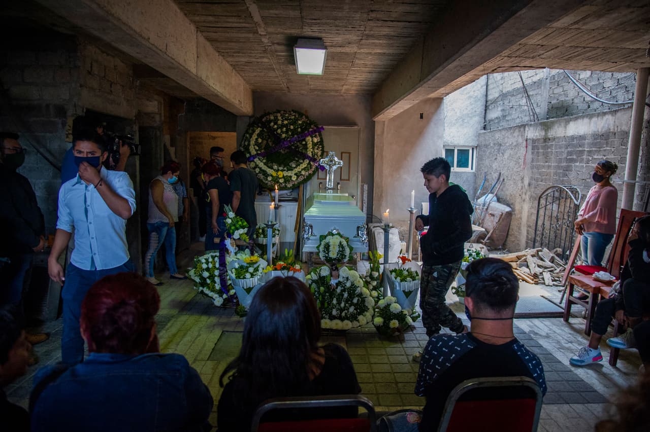 "Era un niño muy alegre, muy tierno (...) Es horrible lo que pasó, no se lo deseo a nadie", manifestó Pedro Hernández, padre biológico del menor, durante el entierro, reportó AFP.