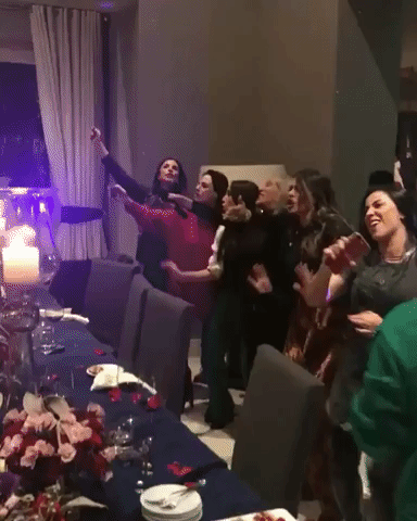 Laura León pone el ambiente a donde quiera que vaya, incuidas las fiestas de la conductora. Aquí la vemos cantando su éxito 'Suavecito', al lado de Galilea Montijo, mientras Inés graba.