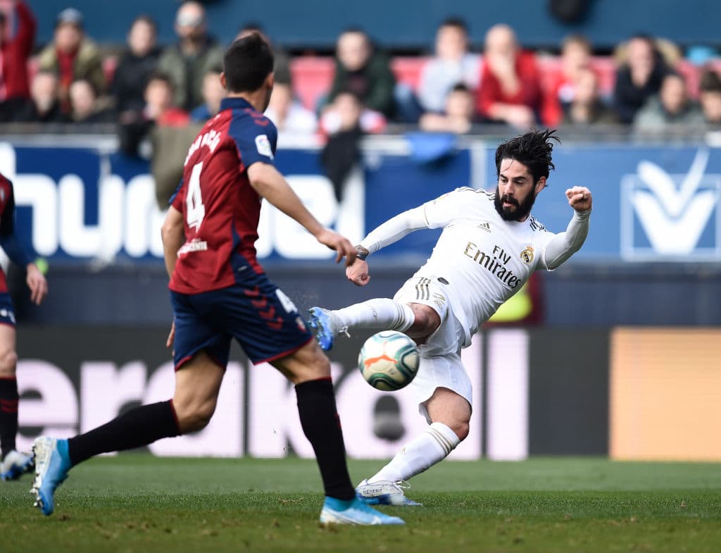 Isco, Sergio Ramos, Lucas Vázques y Jovic dieron la victoria al Real Madrid sobre el Osasuna 4-1. Un acto que llamó la atención fueron las carteras que los fanáticos del Osasuna aventaron al campo como protesta hacia la directiva del club.