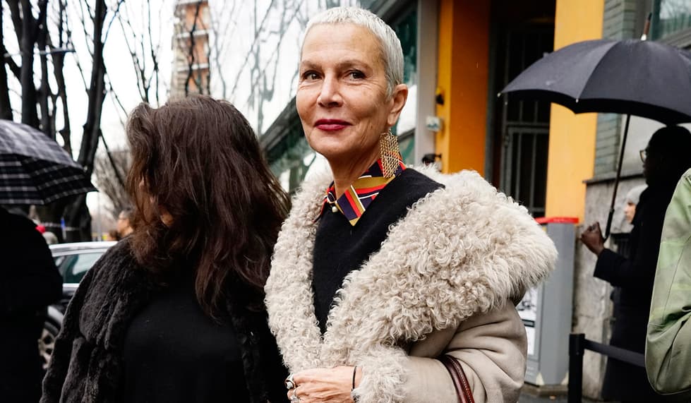 <b>Máscara de pestañas.</b> Las pestañas, como la piel, tienden a resecarse, condición que provoca que el rímel se haga grumos y se pegue. Para evitarlo elige una fórmula ligera. Los ojos se ven más grandes y jóvenes con las pestañas rizadas. Si aplicas
<a href="https://www.covergirl.com/beauty-products/eye-makeup/mascara/lashblast-volumizing-mascara">uno</a> negro lograrás que tus ojos adquieran brillo y luminosidad. Evita las pestañas inferiores, pues provocarás que los ojos sea vean caídos y patas de gallo, círculos negros y arrugas se acentúen.
<br>