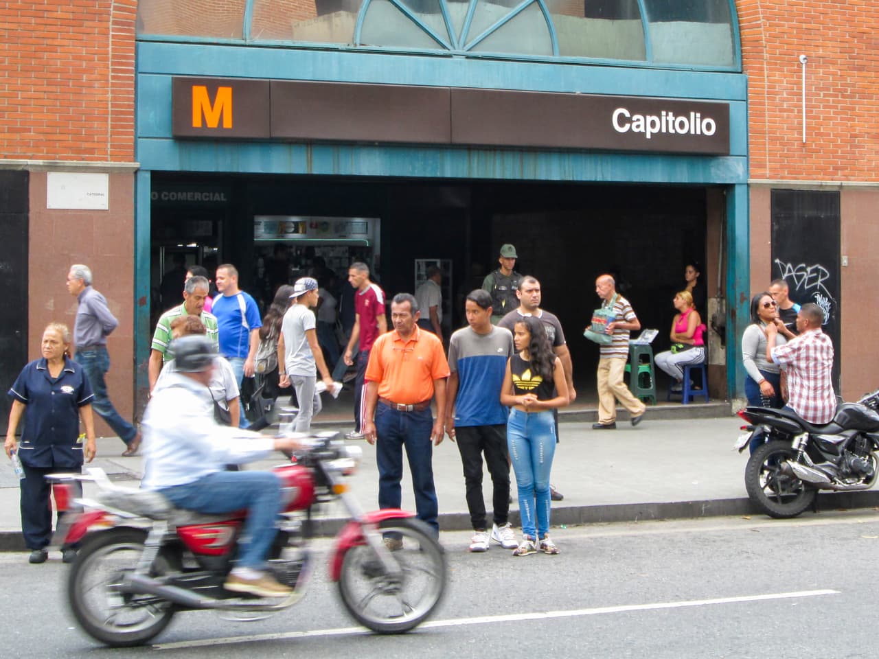 <b>Venezuela: alrededor de un dólar al mes.</b> La población venezolana en Estados Unidos aumentó 76% entre 2010 y 2017 (hasta 421,000), la tasa de crecimiento más rápida entre los grupos de origen hispano. Tiene alrededor de 28 millones de habitantes, 106,280 contagios de covid-19 y 938 muertes.