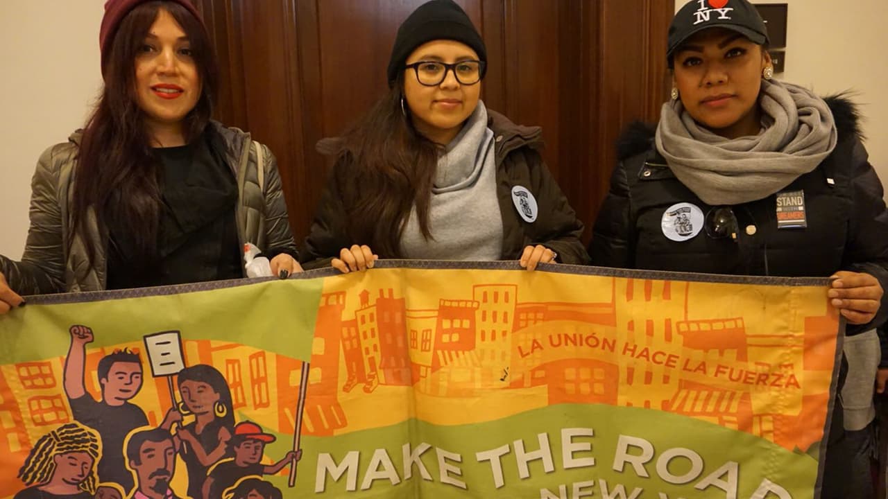 "Póngase los pantalones, haga algo": dreamer a Schumer tras acuerdo bipartidista que evita cierre del gobierno