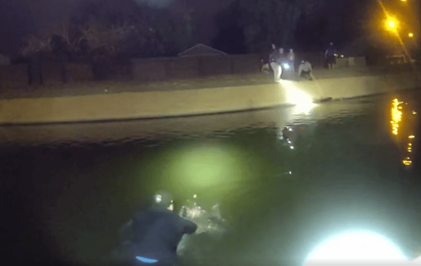 Luego, el oficial de 
<b>policía se lanzó al agua y comenzó a nadar</b> hacia el perrito.