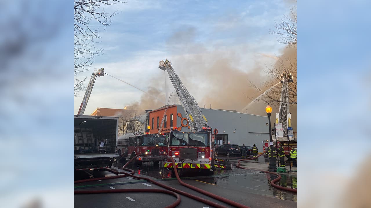 En el lugar se ubican dos talleres automotrices: Two Shops y Star Auto Repair.