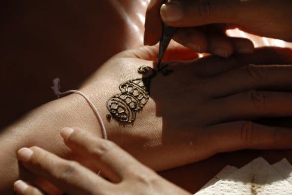 Para los menos audaces, puedes organizar un sector con tatuajes de henna. ¡Todos deben irse de la fiesta con un nuevo dibujo en la piel!