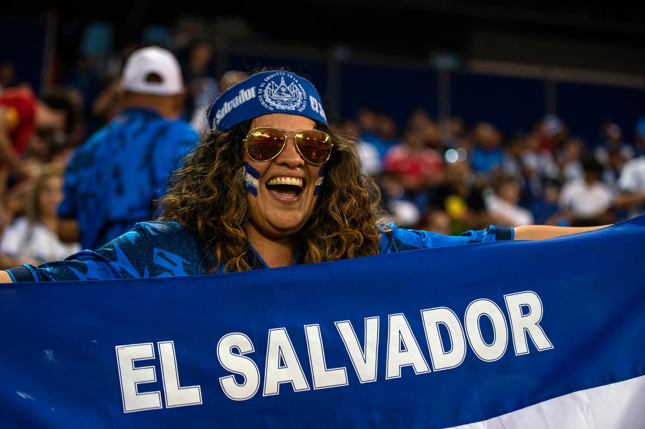 Una fanática de El Salvador apoyando a su selección nacional