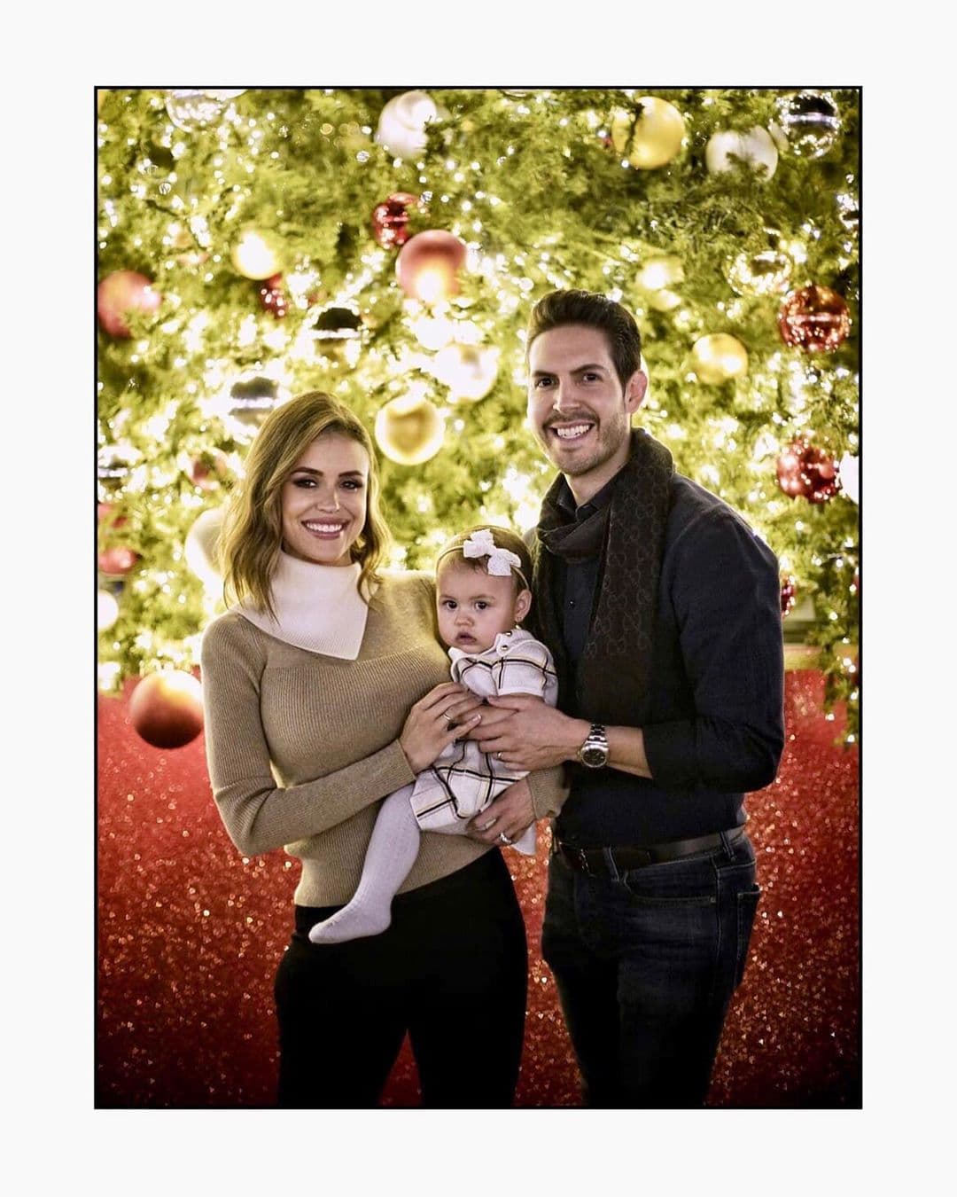 Este 2019, Carolina Sarassa y su esposo Andrés Chacón se convirtieron en padres. La pequeña Chloé Sophia llegó a complementar sus vidas, por lo que estas fechas de fiestas resultarán aún más especiales.