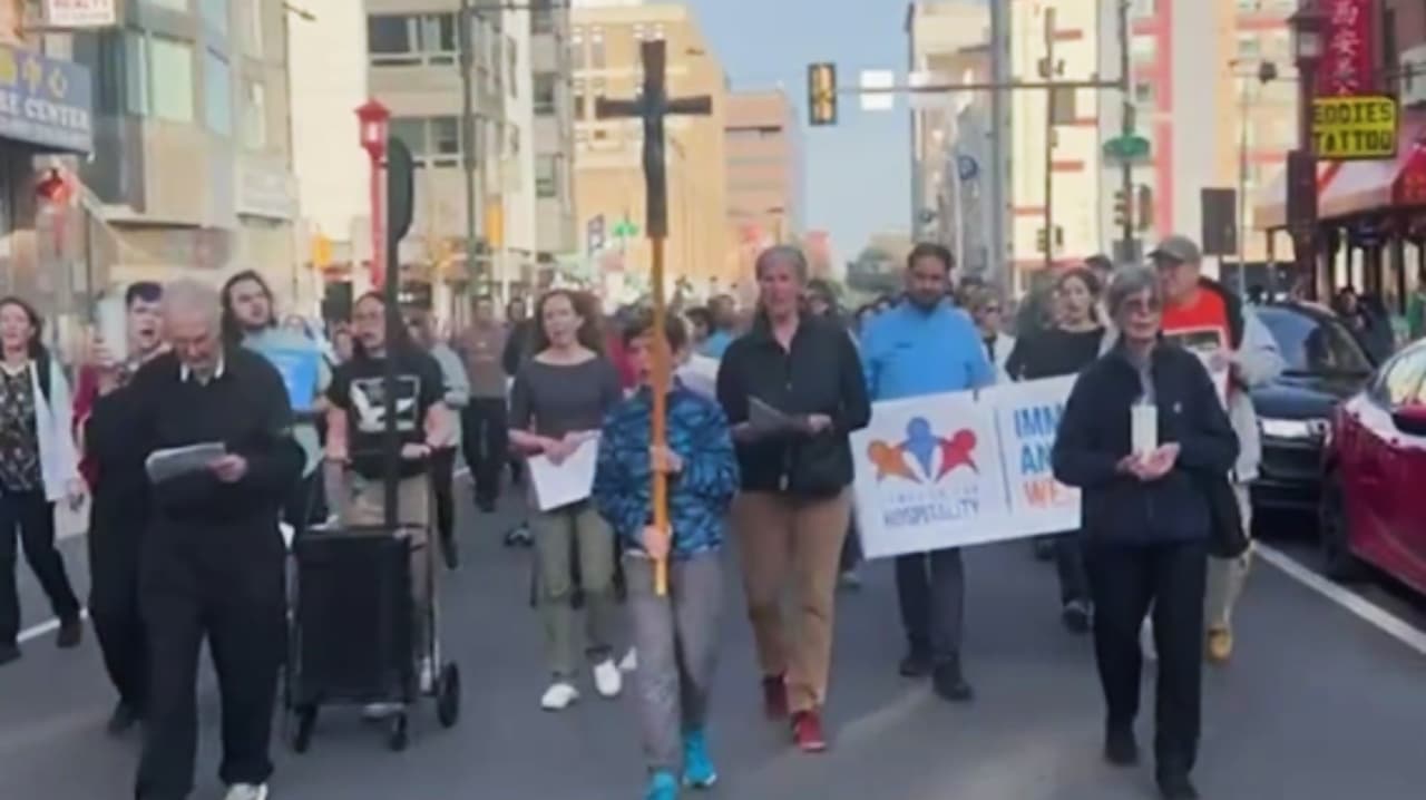 Viernes Santo: Comunidad católica de Filadelfia se solidariza con inmigrantes durante el viacrucis