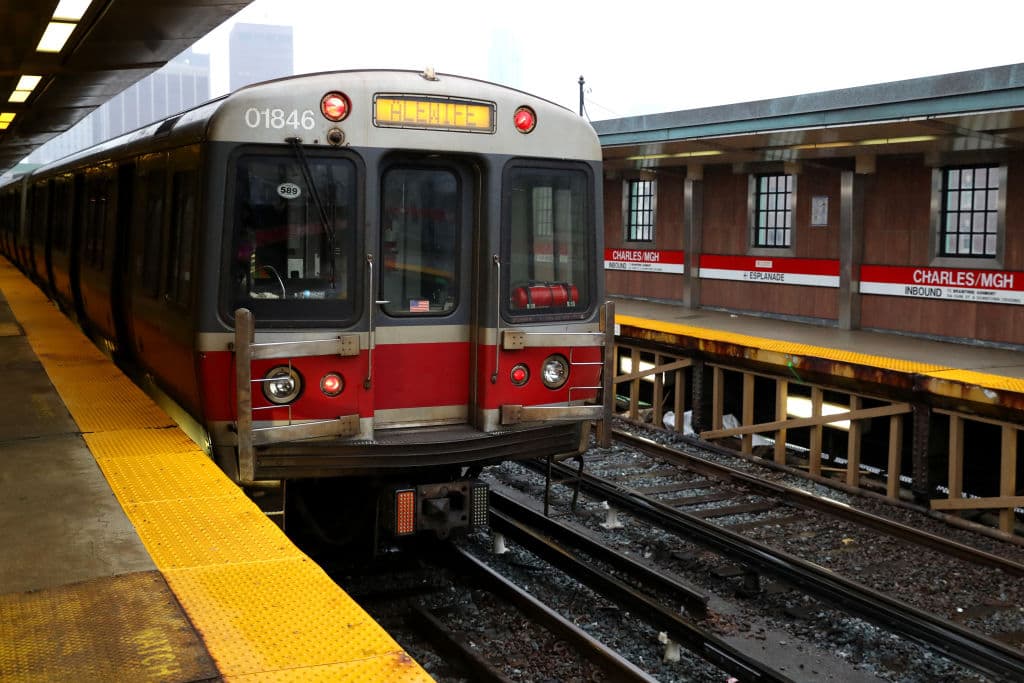 Una vista de la línea roja del tren en Boston, Massachussetts.