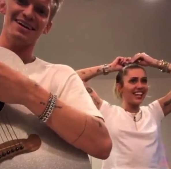 Miley Cyrus y Cody Simpson comenzaron a ser vistos públicamente desde principios de octubre cuando fueron captados 
<b><a href="https://www.univision.com/famosos/en-dos-meses-miley-cyrus-se-separo-de-su-esposo-se-le-vio-carinosa-con-una-amiga-y-ahora-besa-a-un-amigo-fotos" target="_blank">besándose en un restaurante</a></b> en Los Ángeles.