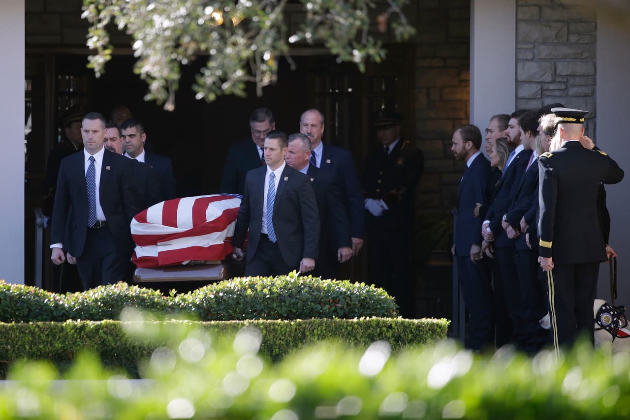 Luego de un pequeño servicio funerario para la familia en Houston, el cuerpo del presidente George H W Bush fue trasladado a la base de la Guardia Aérea Nacional de Texas, a las afueras de la ciudad.