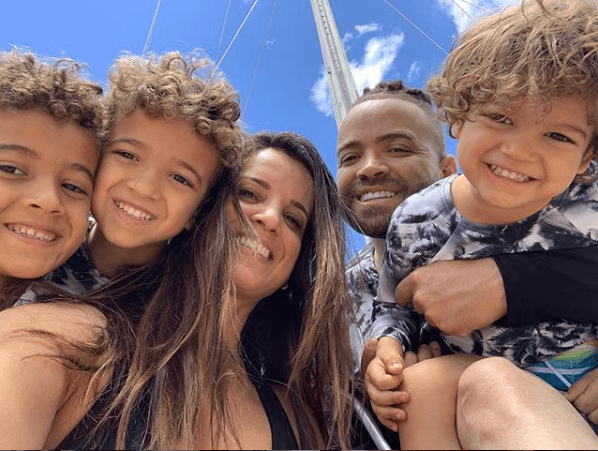 "Gracias por todos sus mensajes de apoyo. Sé que no es fácil de entender, pero de verdad estamos bien, estoy bien. Todo siempre ha estado en manos de Dios y en sus manos nada malo puede pasar", escribió la aún esposa del músico.