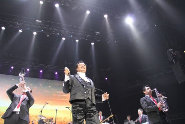 El Divo de Juárez, Juan Gabriel, hizo retumbar Phoenix con su música, su voz y sus bailes, enloqueciendo a miles de fans que llenaron el US Airways Center. Con un "¡Viva México!", Juanga arrancó su gira de conciertos del tour "Volver" ante un auditorio repleto que respondió con la misma pasión. Este ícono mexicano deleitó al público con sus grandes éxitos como "Querida", "El Noa Noa", "Inocente pobre amigo," y "Amor Eterno" entre muchos otros. El cantante se entregó por entero a sus seguidores, quienes cantaron, bailaron, lloraron y hasta aprovecharon para tomarse una selfie en un espectáculo que fue divertido y emotivo a la vez.