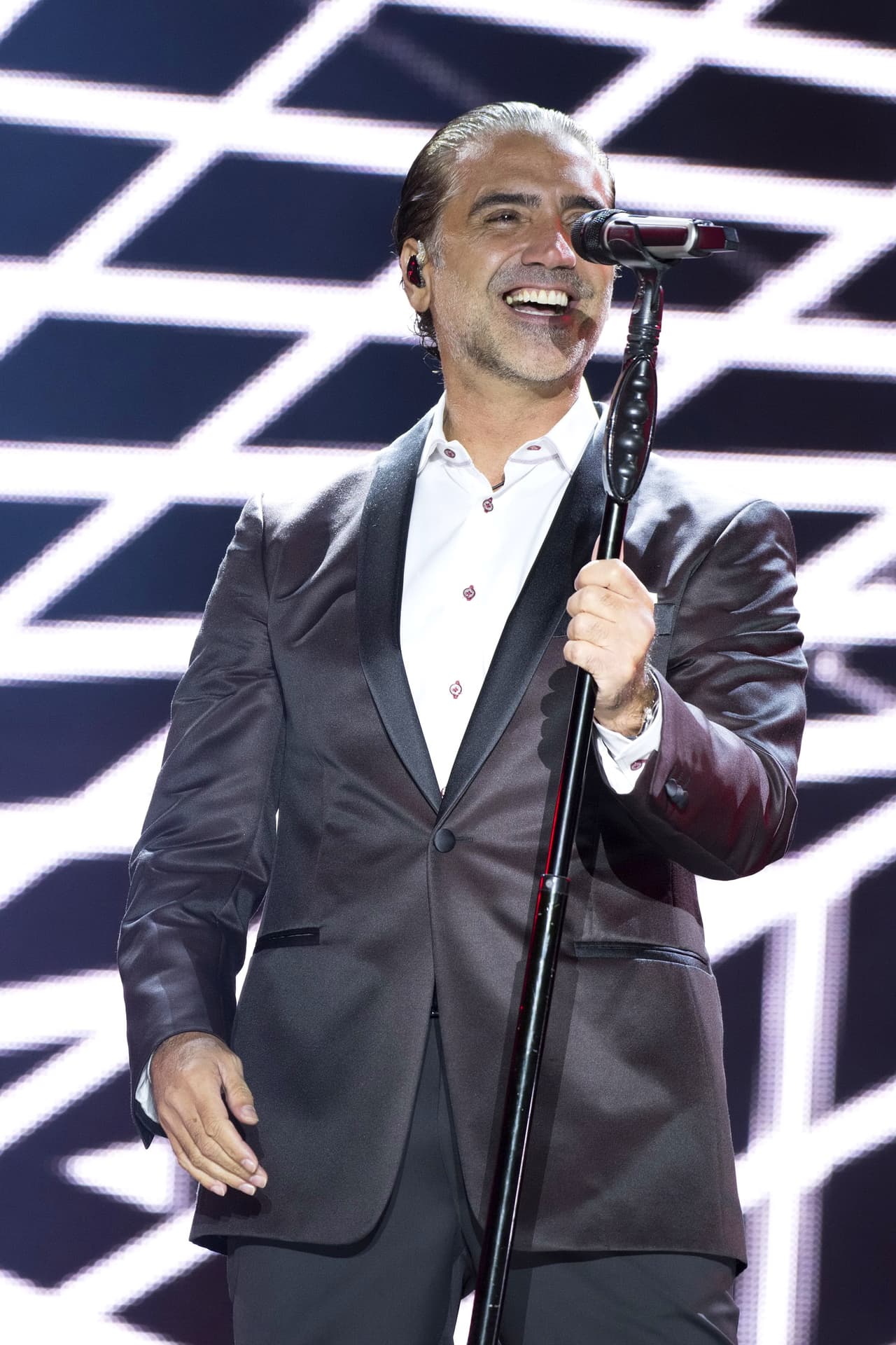 En el caso de Alejandro Fernández, desde el año pasado se han acentuado los rumores sobre sus problemas con el consumo desmedido de alcohol.
<br>