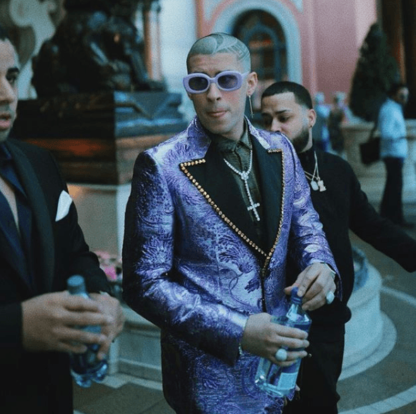 De noche o de día, Bad Bunny siempre sale con gafas, que complementan su estilo único.
