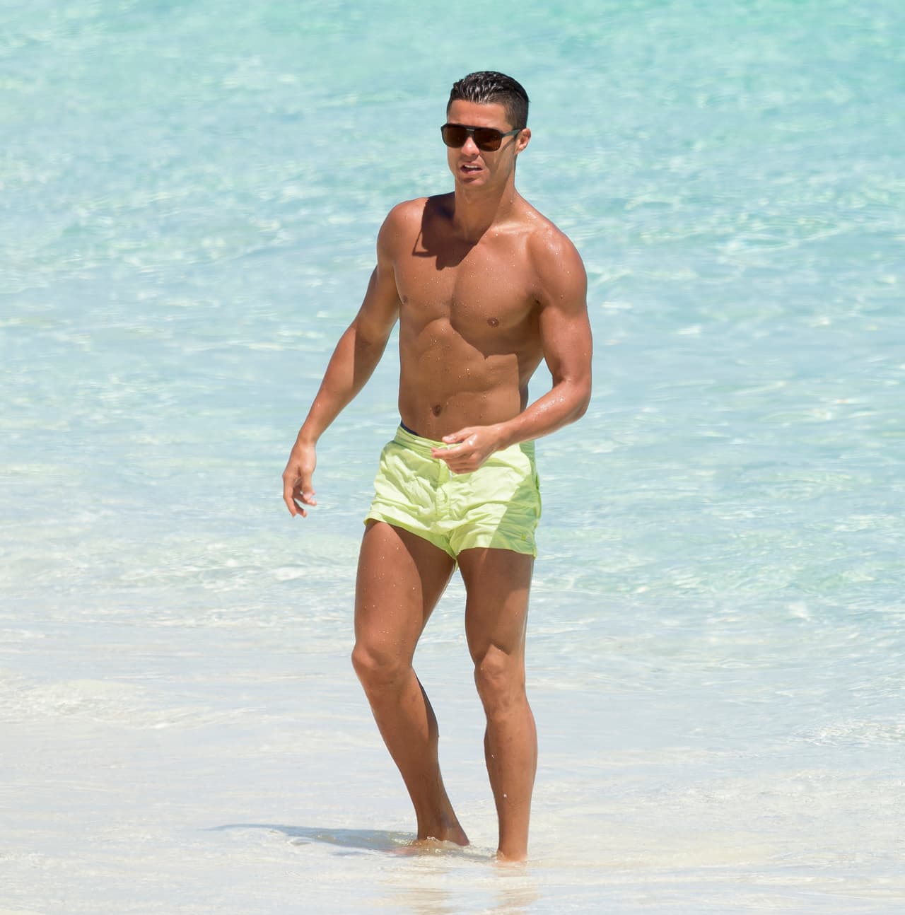 Y Cristiano no dejó de lucir su espectacular y trabajado cuerpo.