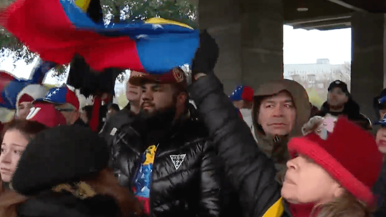 En Houston, una comunidad de venezolanos se unió a las protestas que hay en su país de origen, un día antes de una ceremonia programada para que Nicolás Maduro rinda protesta para un nuevo mandato luego de las elecciones en 2024.