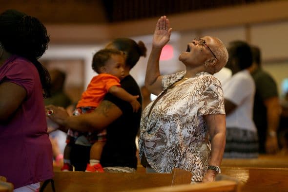 En el lugar se congregaron familiares, amigos y ciudadanos de Ferguson.