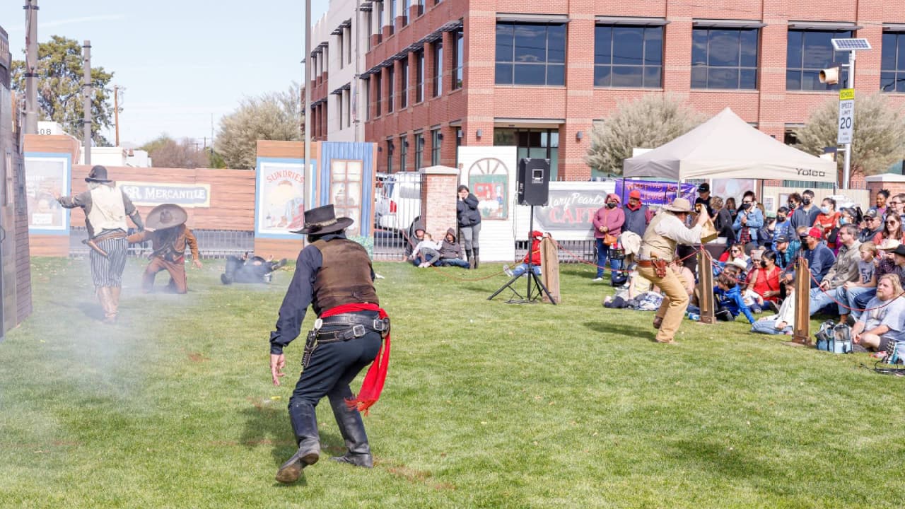 <b>Domingo 28 de enero</b>
<br>3 pm: Helzapoppin’ PRCA Rodeo, Buckeye Equestrian Center, 10300 S. Miller Road.
<br>
<br>Las puertas se abren a la 1 p.m. Entrada: $20 para adultos en línea, $25 en la puerta, $15 para personas mayores y veteranos, menores de 10 años gratis. Tarifa de estacionamiento de $5.
<br>
<br>Boletos en 
<a href="https://buckeyearena.bammtickets.com/" target="_blank">buckeyearena.bammtickets.com</a>