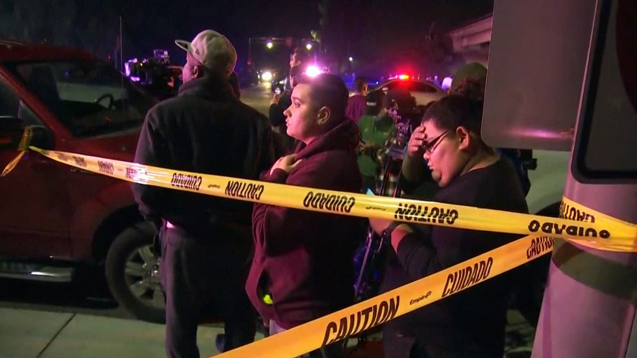 "Estoy bastante segura de que lo vi (al tirador) y nunca sacaré esa foto de mi cabeza. Caímos y escuchamos los disparos, muchos disparos, muchos (...)”, dijo a reuters una jóven que estuvo detro del bar en el momento del ataque.