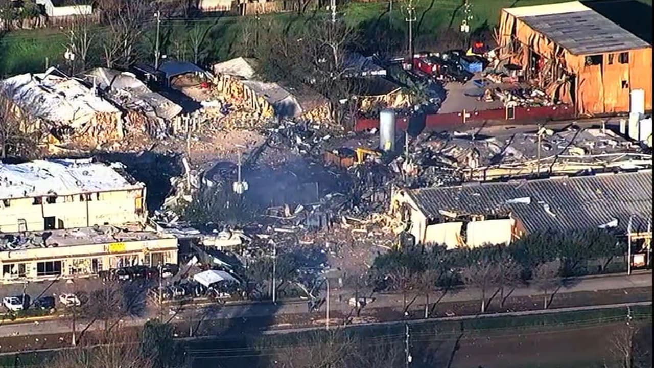 El jefe policiaco de Houston, Arturo Acevedo reiteró a la comunidad a evitar saquear las casas que tuvieron que evacuar en los alrededores. El hacerlo, podría ser castigado con hasta 20 años de cárcel.