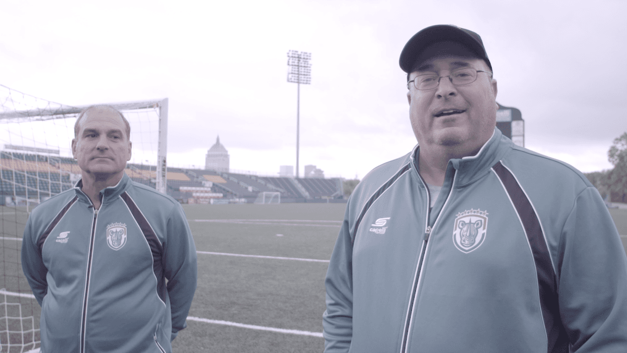 Mark junto a Bob Lilley, principal entrenador del equipo y su amigo desde sus días como jugador. Dice que es casi un segundo padre para Christian.