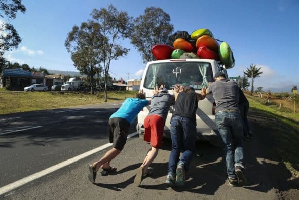 Joel Kowalski, Dane Jackson, Seth Ashworth y Ciaran Heurteau tiene que empujar la furgoneta de la expedición para llevarla a reparar durante  el Primer Descenso Red Bull: Proyecto Michoacán, en Tlapacoyan, VE, México, 22 de Noviembre, 2013.