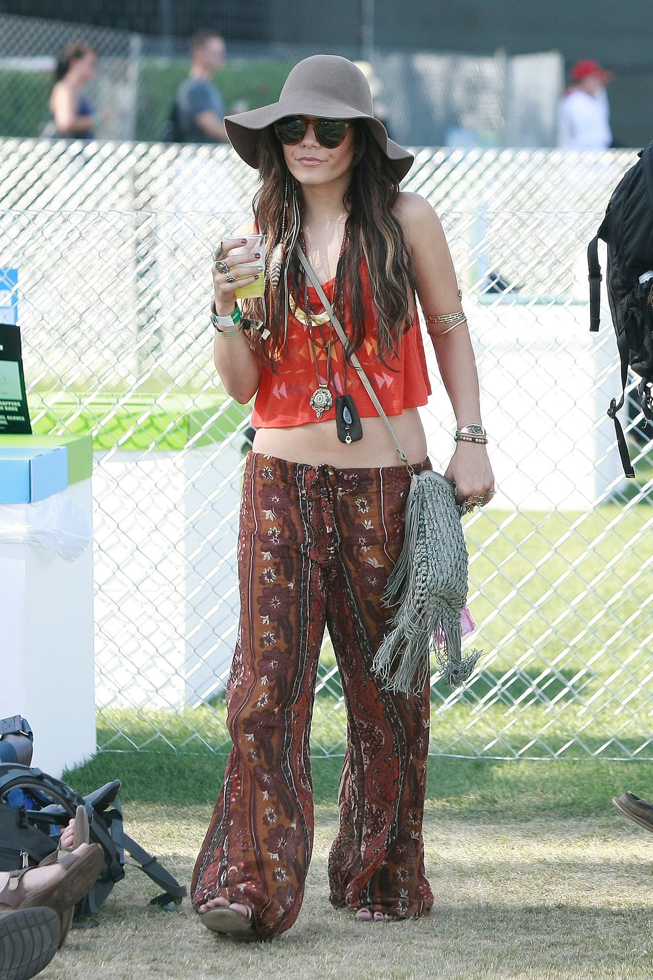 Son tan versátiles que pueden cubrirte del sol al mismo tiempo que de la lluvia o del viento; es por eso que Vanessa lo eligió para completar su 'hippie style' con el que asistió al Coachella.