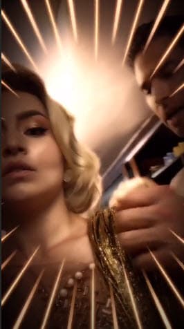 Muy sonriente y acompañada de Rulli, la actriz siguió atendiendo a la prensa después del tropiezo.