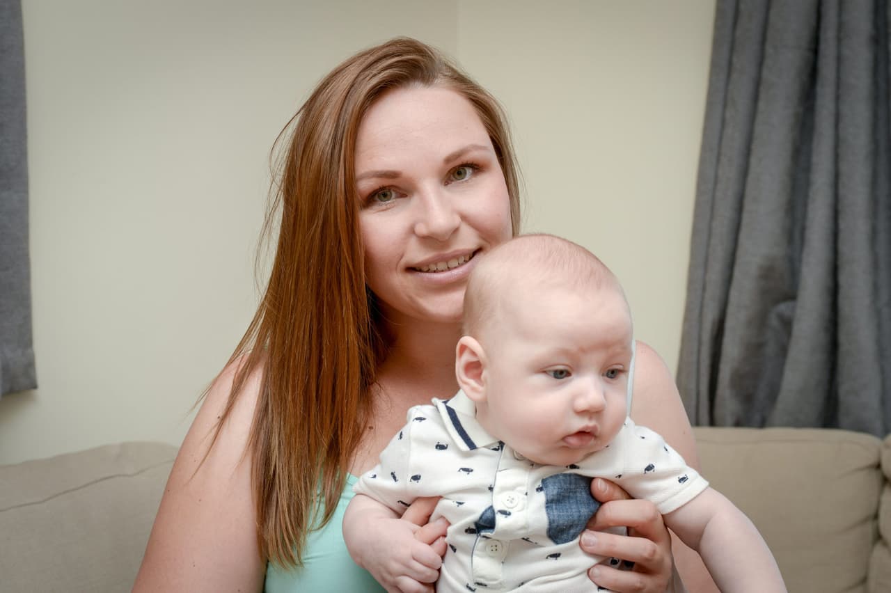 En persona parecería que tiene ya un año de vida.