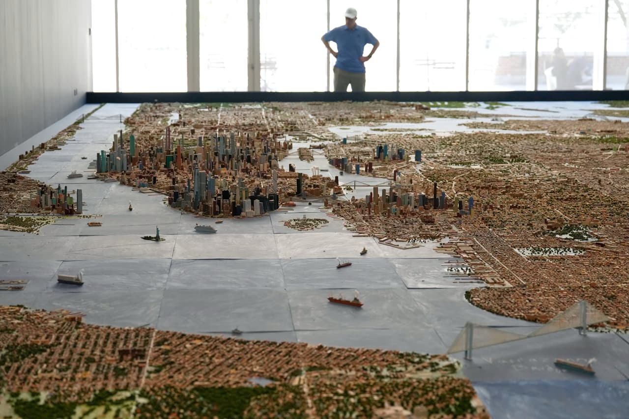 Desde febrero y hasta octubre del 2026, la exposición de Macken, de nombre “He built this city” (o “Él construyó esta ciudad”) está abierta a todo público.
