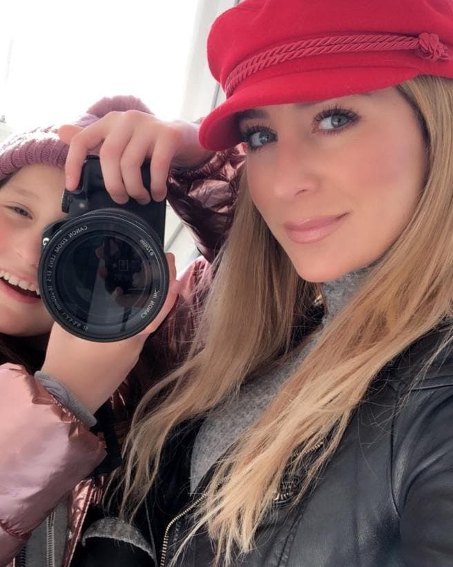 <b><a href="https://www.univision.com/famosos/geraldine-bazan-dificil-navidad-hijas-gabriel-soto-fotos">Elissa, la primera hija que tuvo durante su relación con Gabriel Soto</a></b>, fue la encargada de captar con la lente las mejores poses de la actriz.