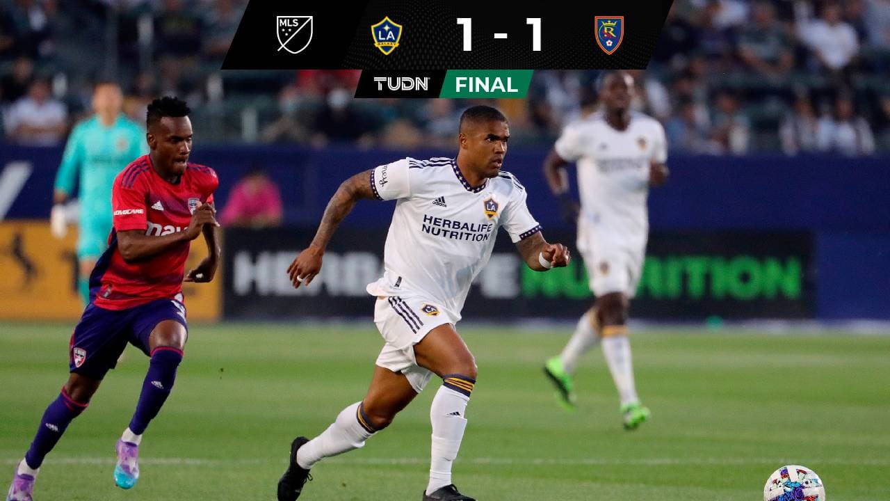 Douglas Costa hace olvidar los penaltis errados de Chicharito y Puig