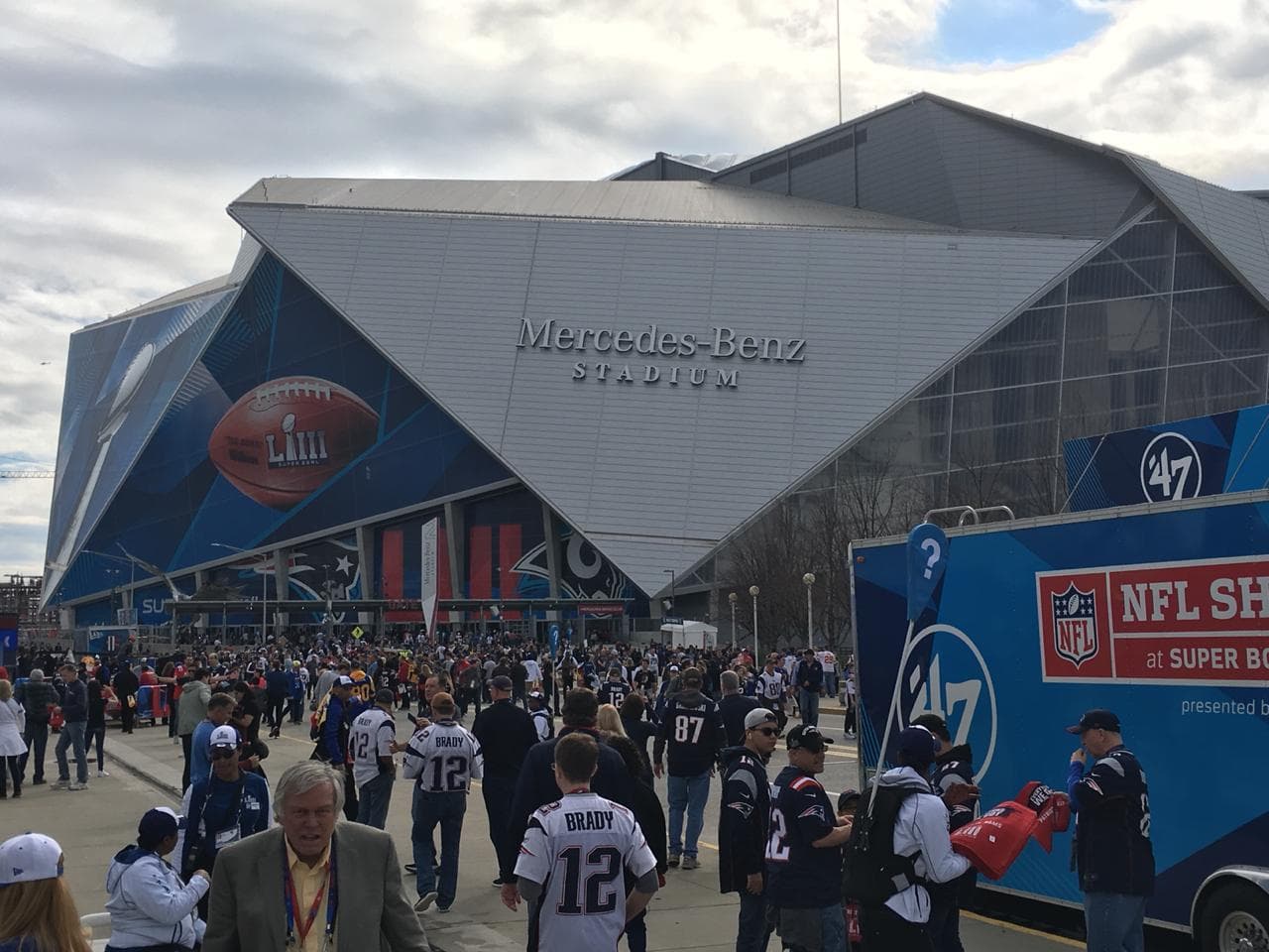 Mucho público en busca del ingreso para disfrutar el Super Bowl.