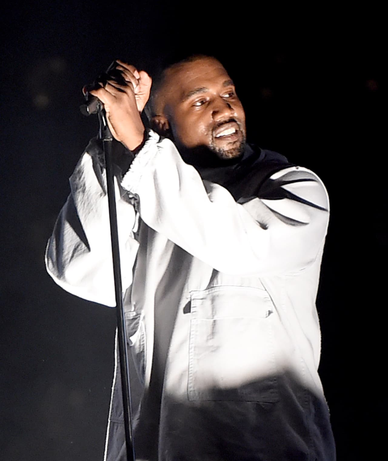 Pero todo lo contrario, West es un hombre serio, duro, pero también tiene su corazoncito.