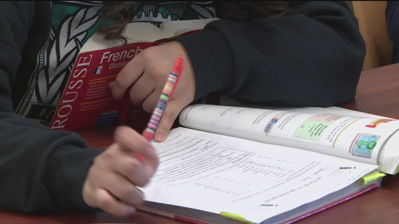 Juez desestima la demanda por discriminación de las Escuelas Públicas de Chicago contra el gobernador de Illinois