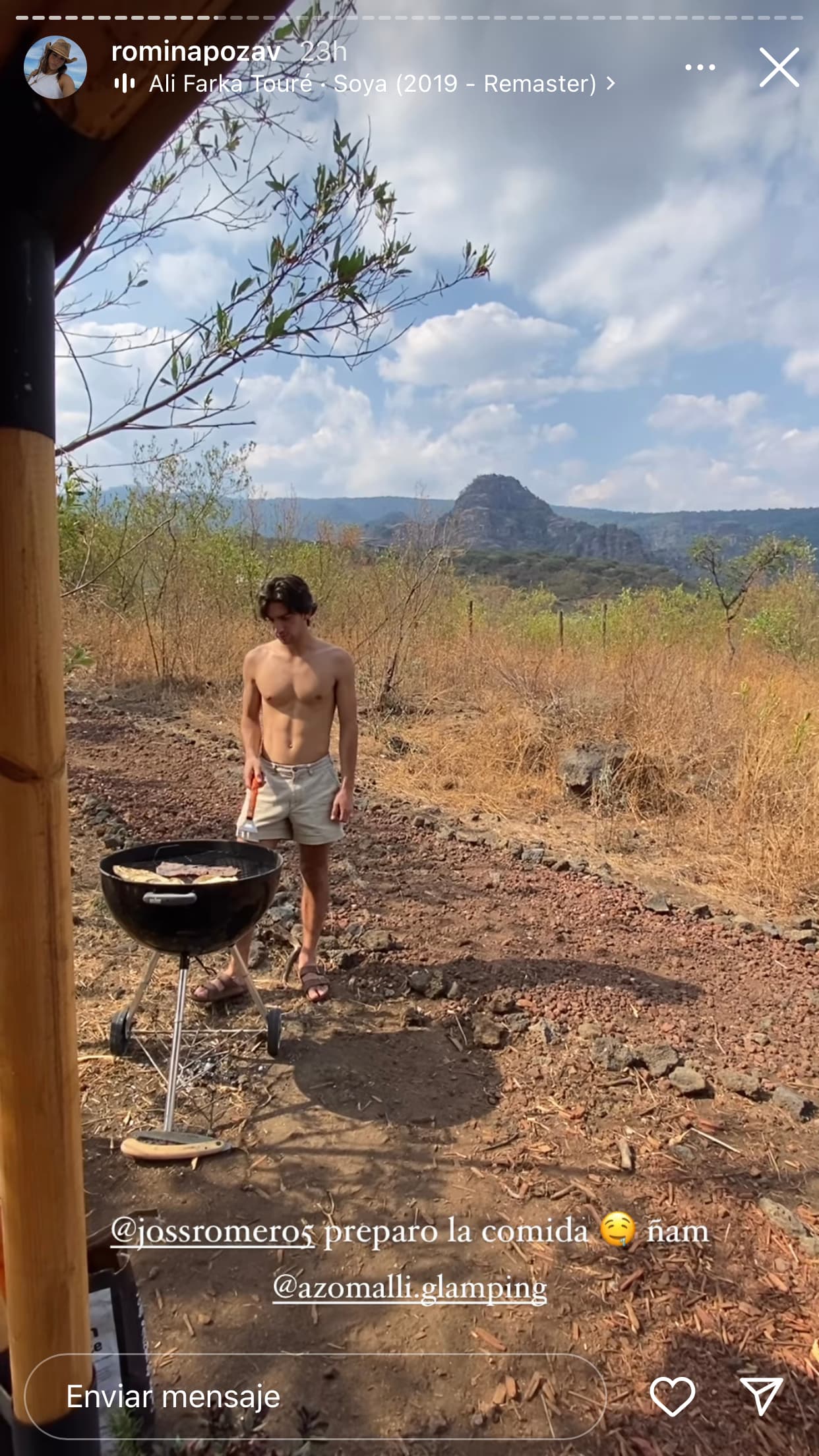 Joss la consintió y se encargó de preparar la comida en medio de la naturaleza.