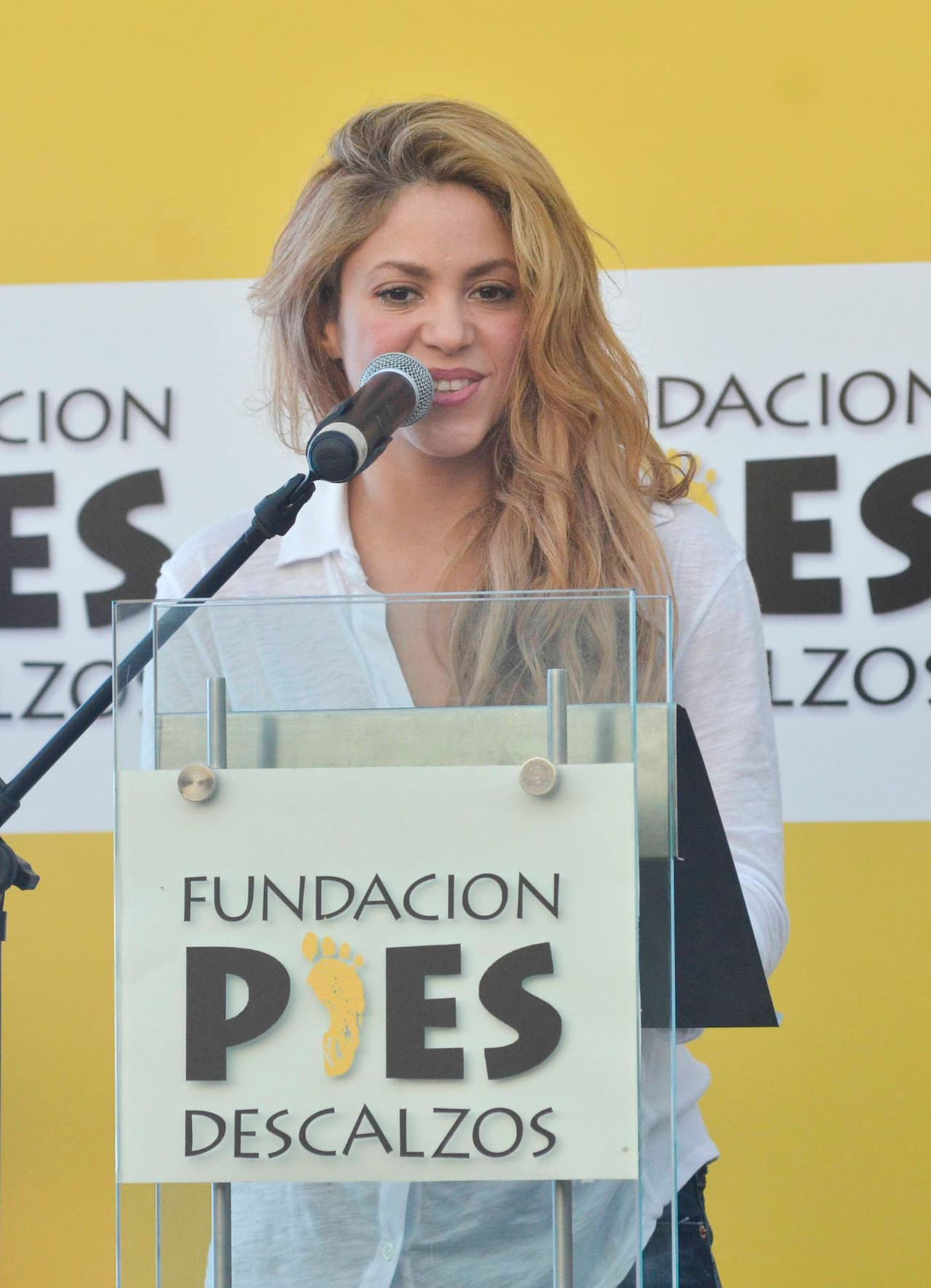 Shakira tampoco se queda atrás, ella tiene una fundación llamada Pies Descalzos y con ella busca que la educación llegue a más niños de las zonas vulnerables de su país, Colombia.