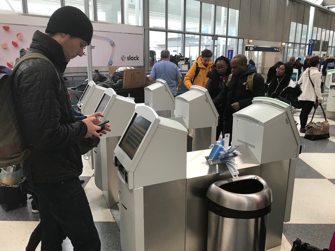 Una multitud era visible en el aeropuerto, que se alistó para salir en este día previo a la celebración familiar de Thanksgiving.