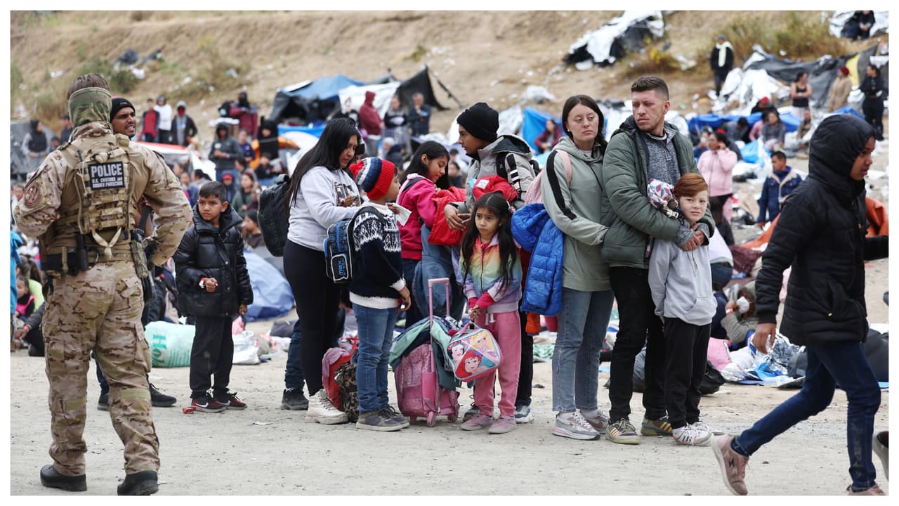Pero una de las principales diferencias es que el asilo lo pide una persona que esté físicamente dentro de los Estados Unidos, mientras que el refugio lo pide una persona que esté fuera del país.