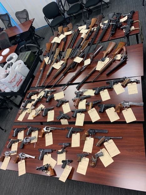 “Estas personas pueden representar un mayor riesgo para ellos mismos y para los demás, especialmente si tienen acceso a un arma de fuego peligrosa”, explicó la Oficina del Fiscal General de California en un comunicado.
<br>
<br>Cuando los agentes fueron por primera vez a la casa, los dos adultos se negaron a dejar entrar a los agentes y no cooperaron, afirmó en el comunicado la oficina.
<br>