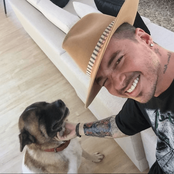 Si algo disfruta Balvin al llegar a casa después de estar de gira o en presentaciones, es el hecho de pasar tiempo con su querido amigo perruno.