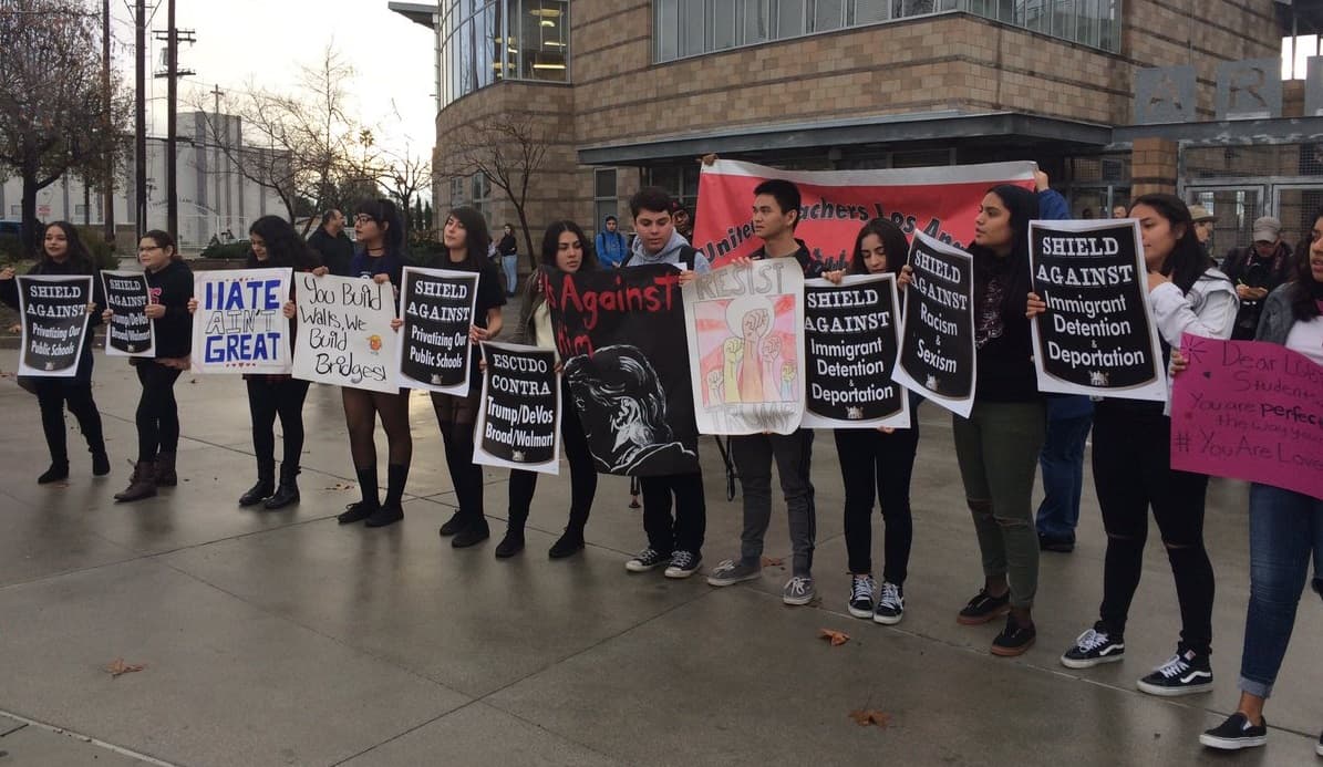 ‘Si nos echan, nos regresamos’, el desafío de estudiantes en Los Ángeles antes de la juramentación de Trump